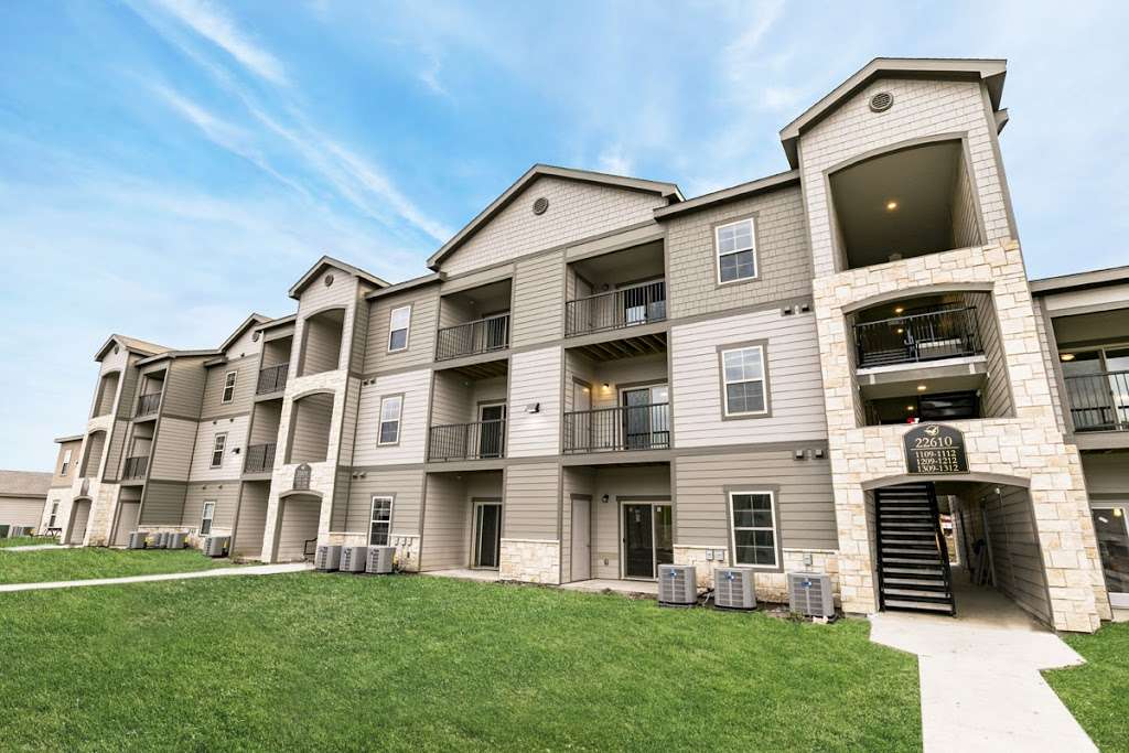 BlackHawk Apartment Homes | 22650 S Harrison St, Spring Hill, KS 66083 | Phone: (913) 270-3370