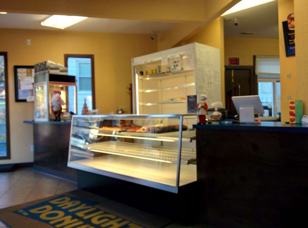 Daylight Donuts of Leavenworth | 323 Elm St, Leavenworth, KS 66048, USA | Phone: (913) 250-6186