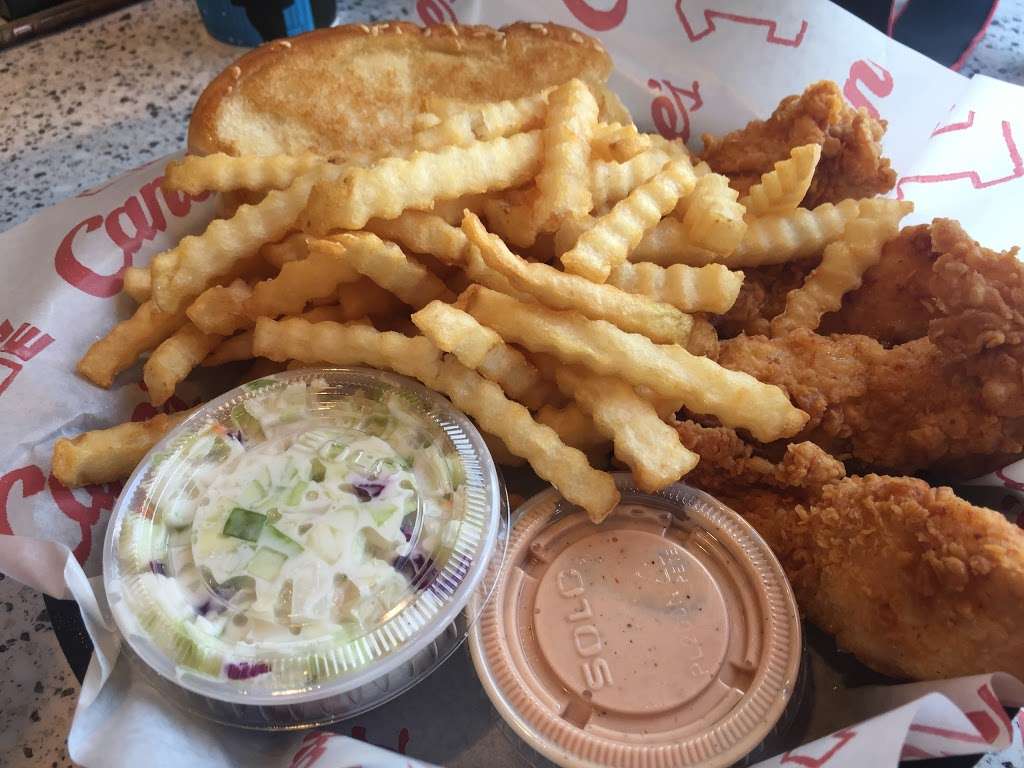 Raising Canes Chicken Fingers | 2503 W Mockingbird Ln, Dallas, TX 75235, USA | Phone: (214) 353-6993