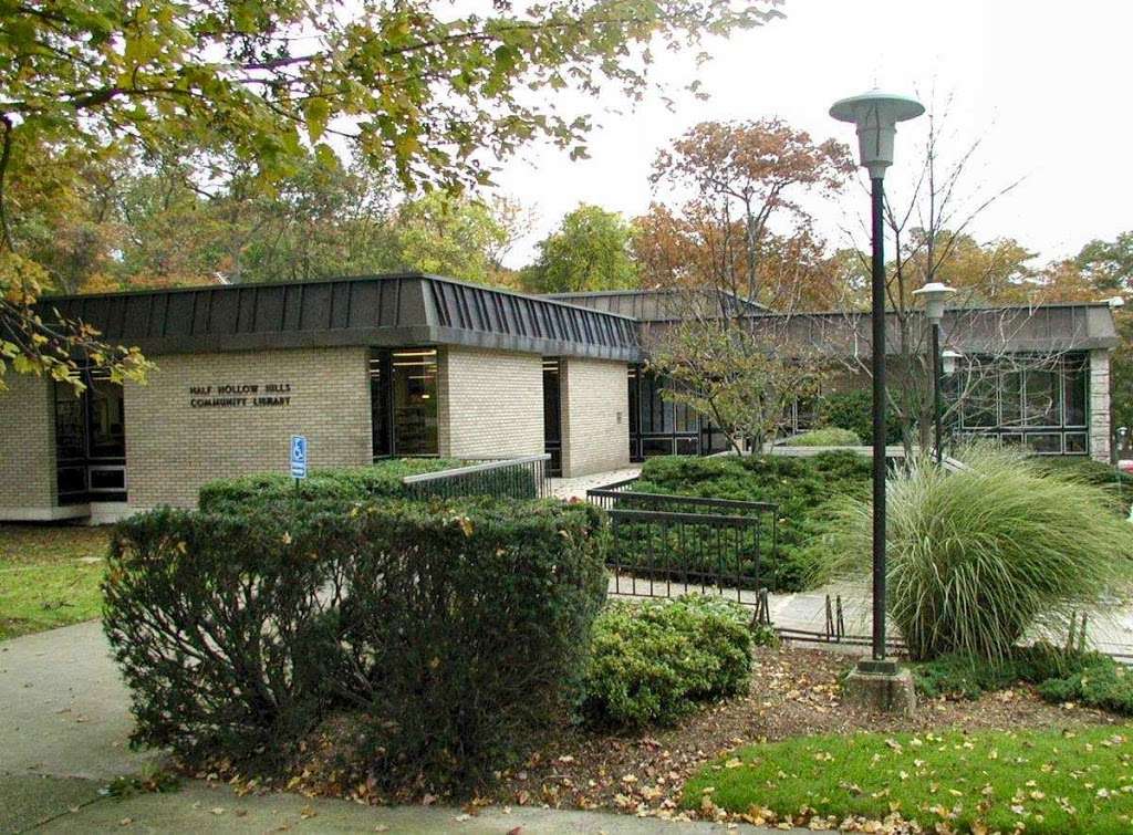 Half Hollow Hills Community Library | 55 Vanderbilt Pkwy, Dix Hills, NY 11746, USA | Phone: (631) 421-4530