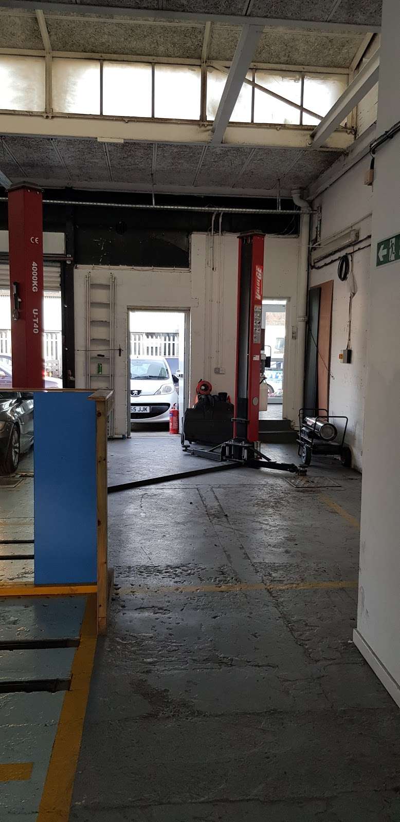 A CAR MOT & SERVICE CENTRE | UNIT 1, 2 Edinburgh Pl, Harlow CM20 2DJ, UK | Phone: 01279 898440