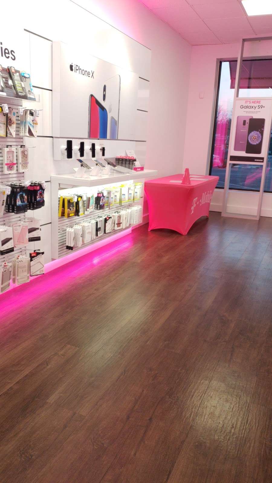 T-Mobile | 11 Main St #15, Hellertown, PA 18055, USA | Phone: (484) 207-0033