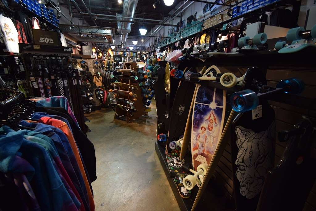 Zumiez | 8001 S Orange Blossom Trail #636, Orlando, FL 32809, USA | Phone: (407) 858-9727