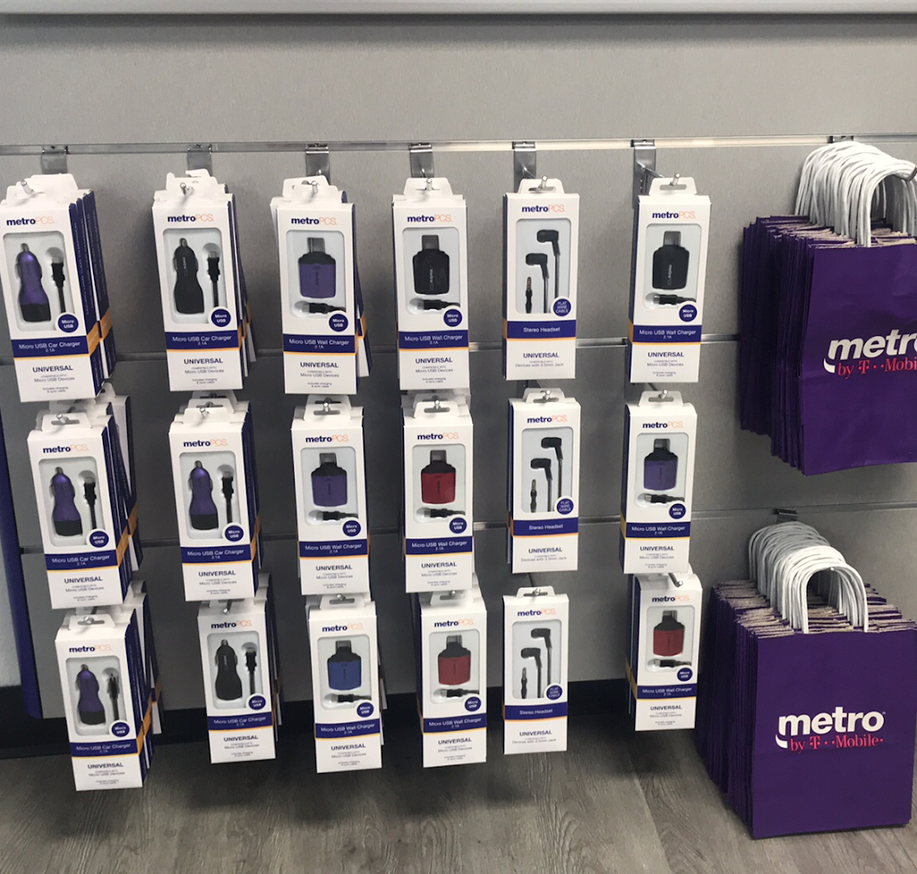 Metro by T-Mobile | 3501C W Capitol Dr, Milwaukee, WI 53216 | Phone: (414) 210-2576