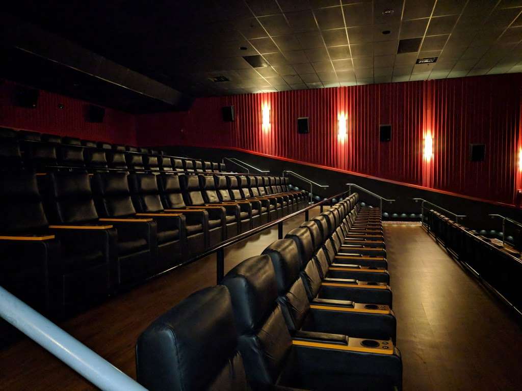 Regal Cinemas Crystal Lake Showplace 16 | 5000 Northwest Hwy, Crystal Lake, IL 60014, USA | Phone: (844) 462-7342