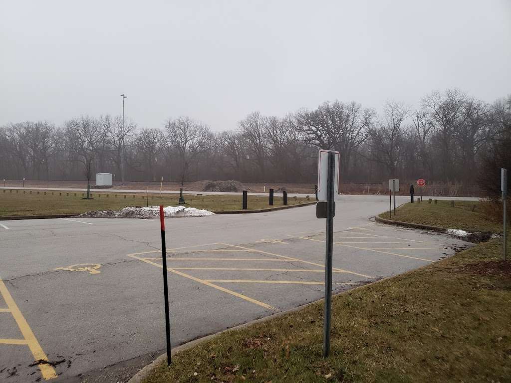 Belleau Lake Parking | 2137 Busse Hwy, Des Plaines, IL 60016