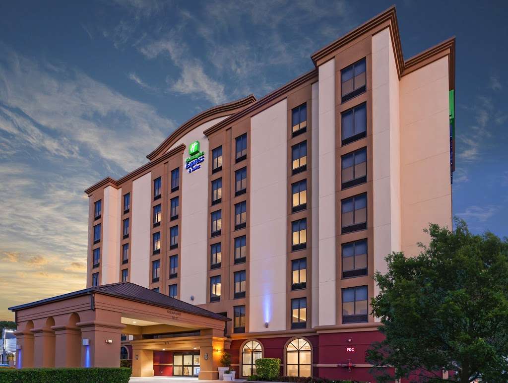 Holiday Inn Express & Suites Houston - Memorial Park Area | 7625 Katy Fwy, Houston, TX 77024, USA | Phone: (713) 688-2800