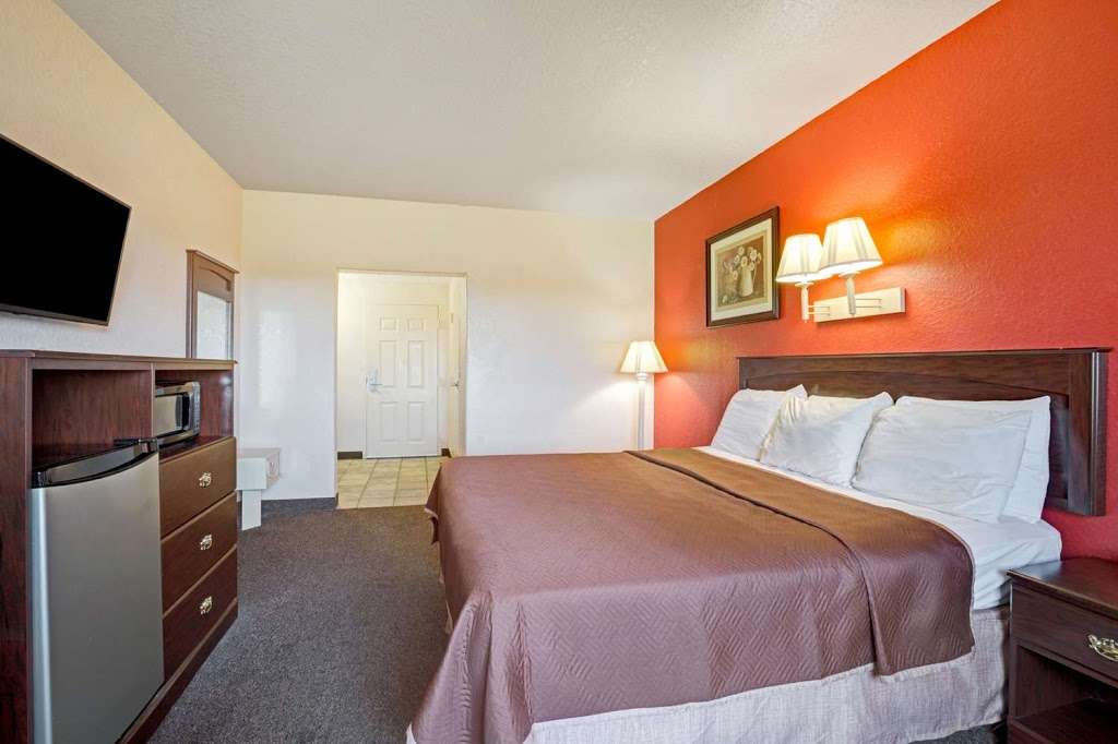 Howard Johnson by Wyndham Galveston | 8216 Harborside Dr, Galveston, TX 77554, USA | Phone: (409) 744-1100