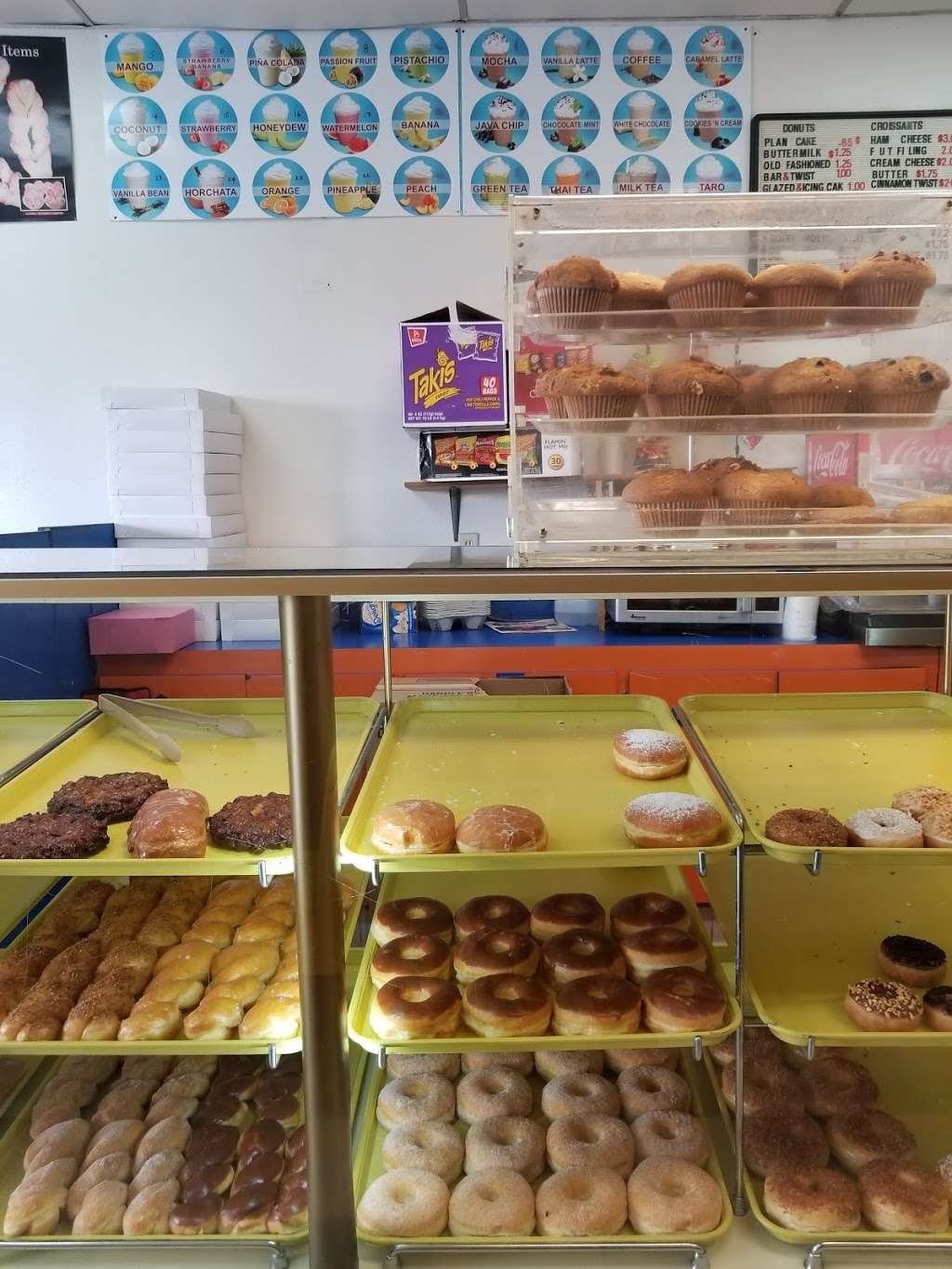 Sylmar Donuts Ice Cream | 13060 Glenoaks Blvd, Sylmar, CA 91342 | Phone: (818) 362-4269