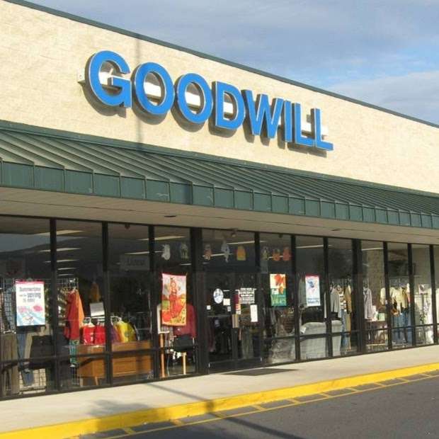 Goodwill | 11105 Buchanan Trail E j, Waynesboro, PA 17268, USA | Phone: (717) 762-4561