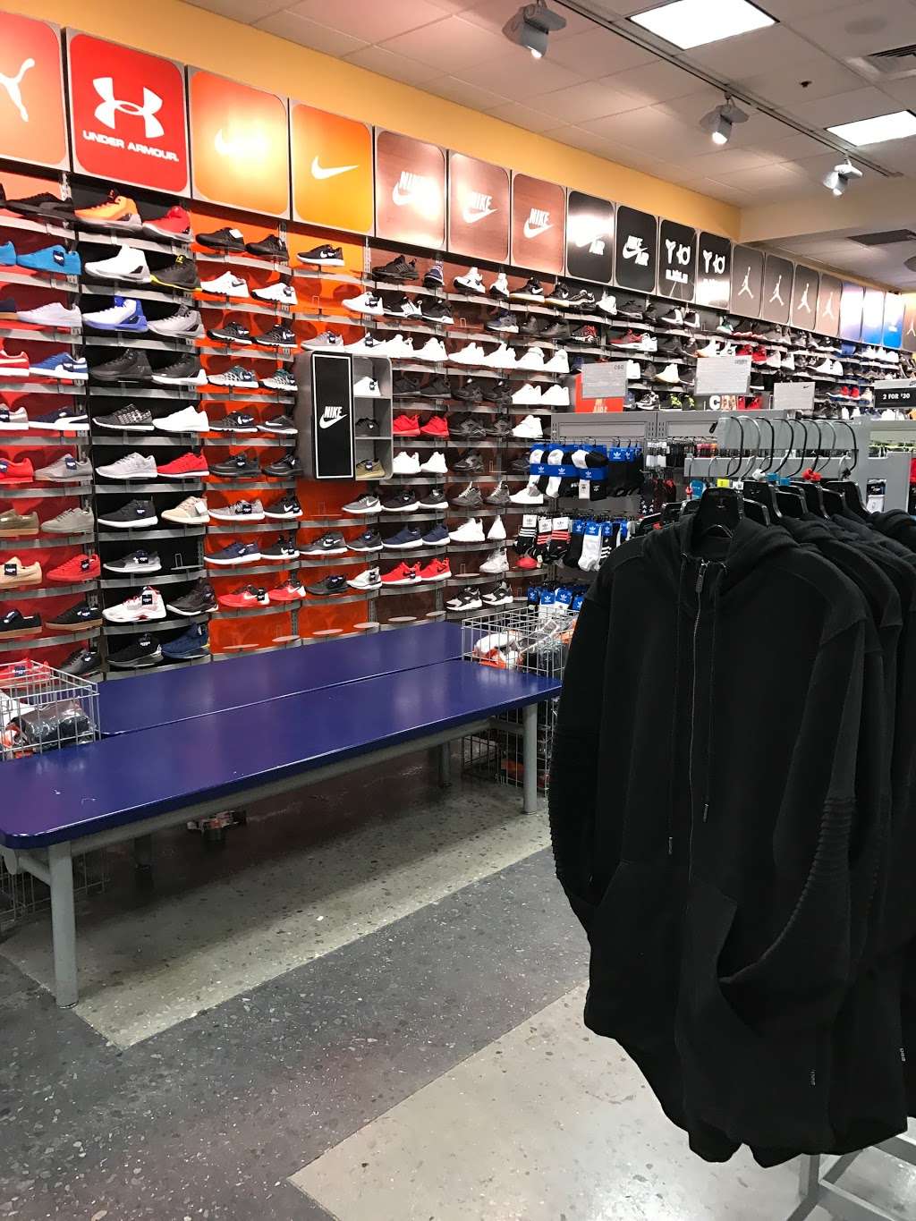 Champs Sports | 1250 Baltimore Pike, Springfield, PA 19064 | Phone: (610) 328-3690