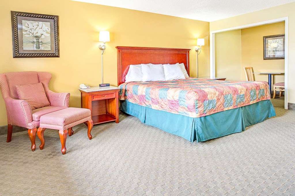 Days Inn by Wyndham Orange City/Deland | 2501 N Volusia Ave, Orange City, FL 32763 | Phone: (386) 218-2136