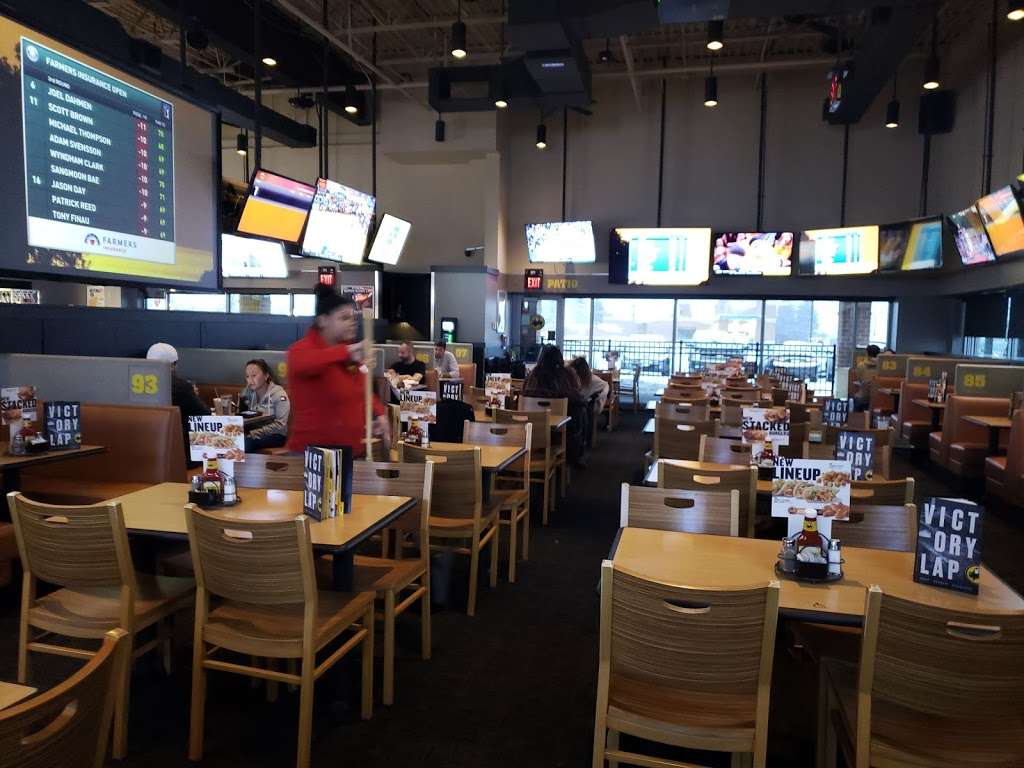 Buffalo Wild Wings | 2555 W 75th St, Naperville, IL 60540, USA | Phone: (630) 369-9464