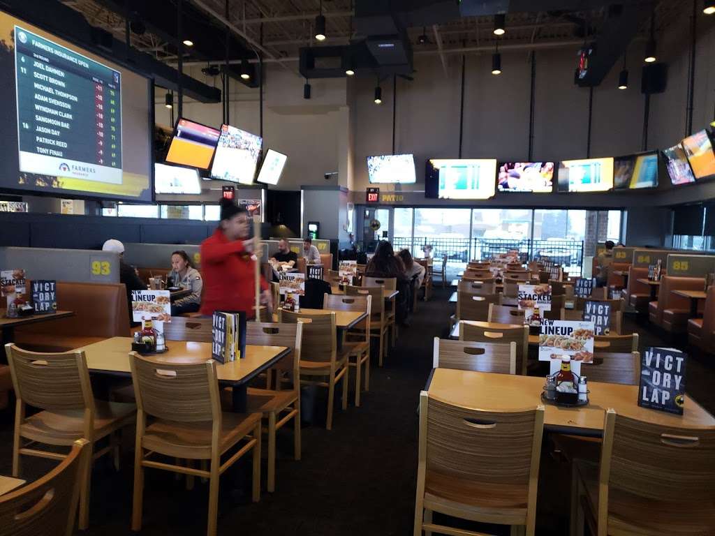 Buffalo Wild Wings | 2555 W 75th St, Naperville, IL 60540 | Phone: (630) 369-9464