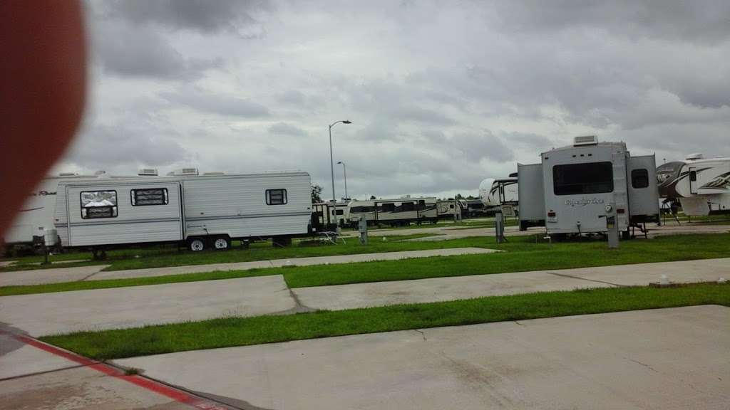 Bayou Bend RV Resort | 10220 E Freeway Service Rd, Baytown, TX 77521, USA | Phone: (281) 867-7702