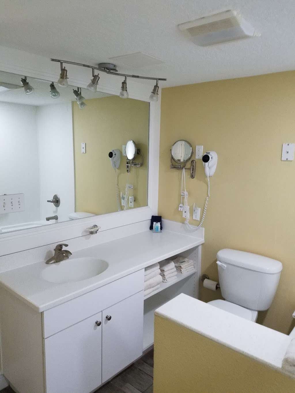 Catalina Beach Club | 1303 S Atlantic Ave, Daytona Beach, FL 32118, USA | Phone: (386) 253-6741