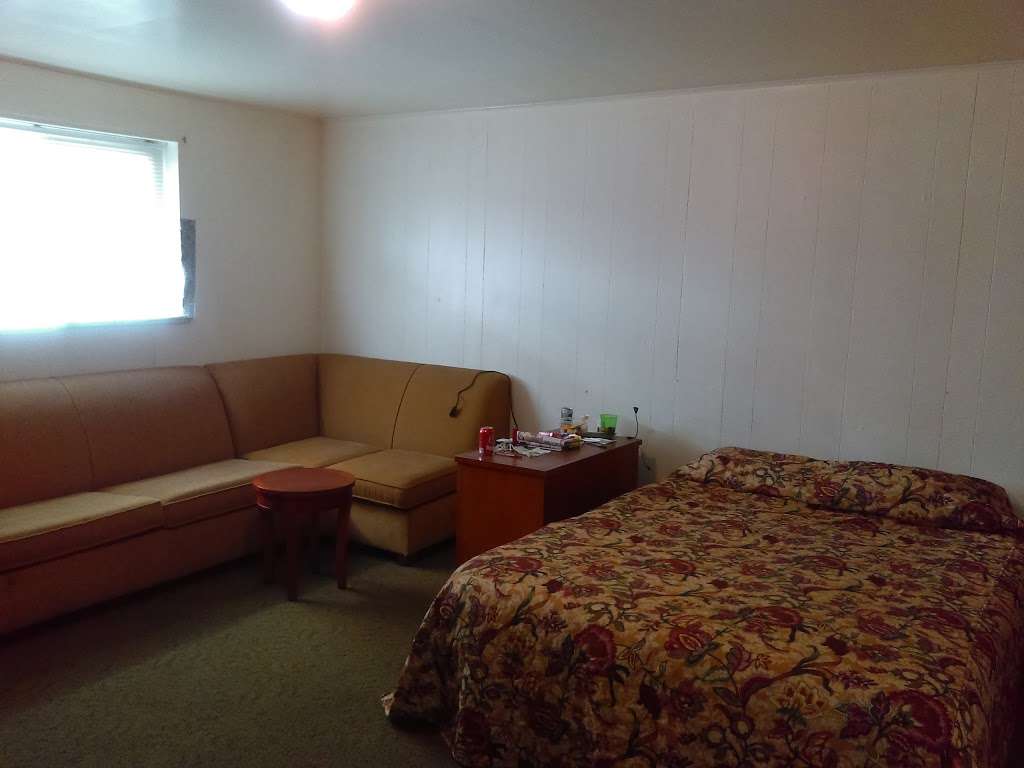 White Rock Motel & RV park | 5555 Federal Blvd, Denver, CO 80221, USA | Phone: (303) 477-3417