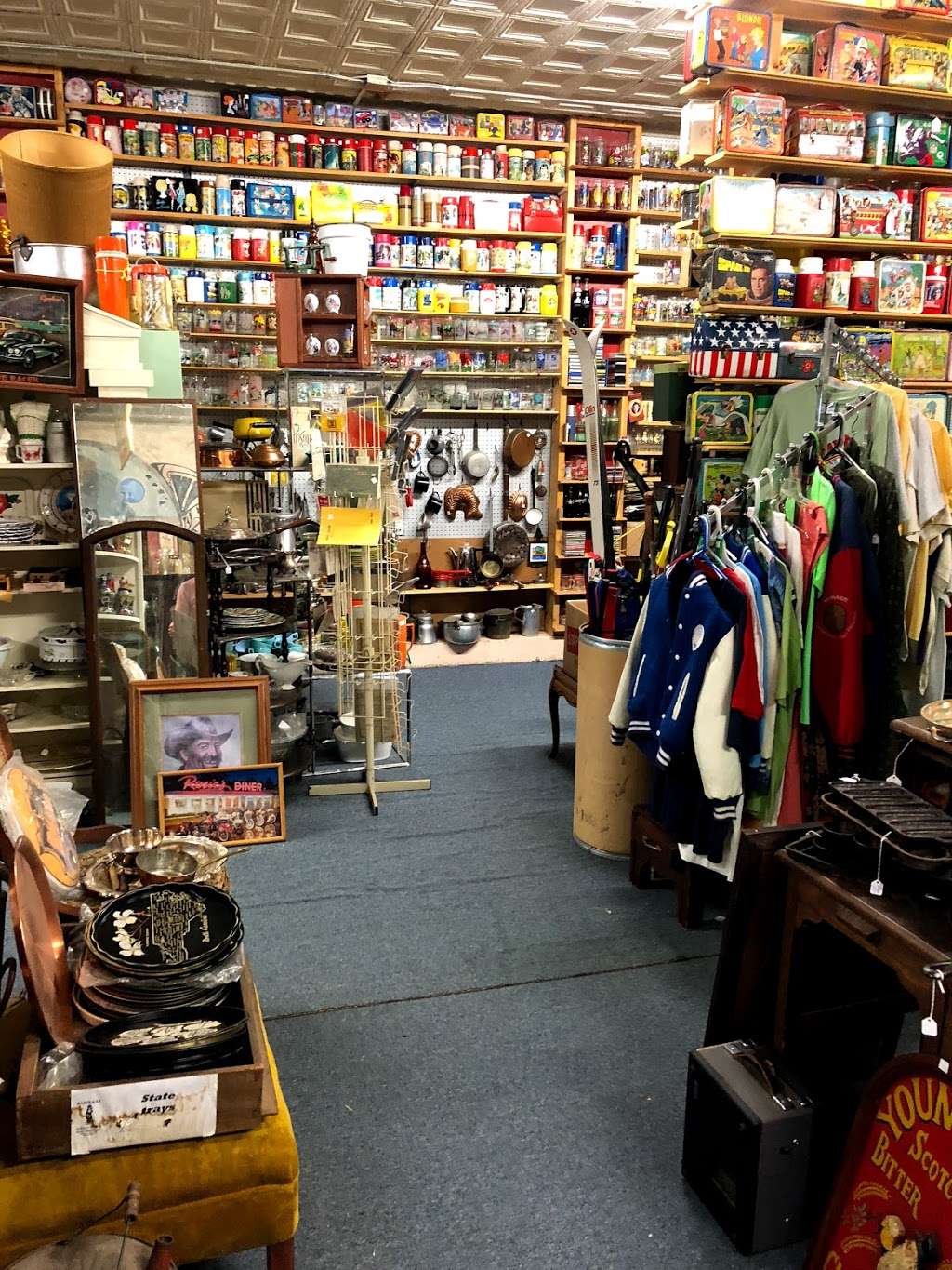 Bahoukas Antique Mall & Beer MuZeum | 408 N Union Ave, Havre De Grace, MD 21078, USA | Phone: (410) 942-1290