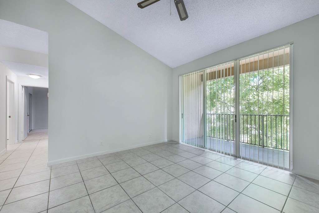 Gatehouse On the Green Apartments | 150 SW 91st Ave, Plantation, FL 33324, USA | Phone: (954) 424-0600