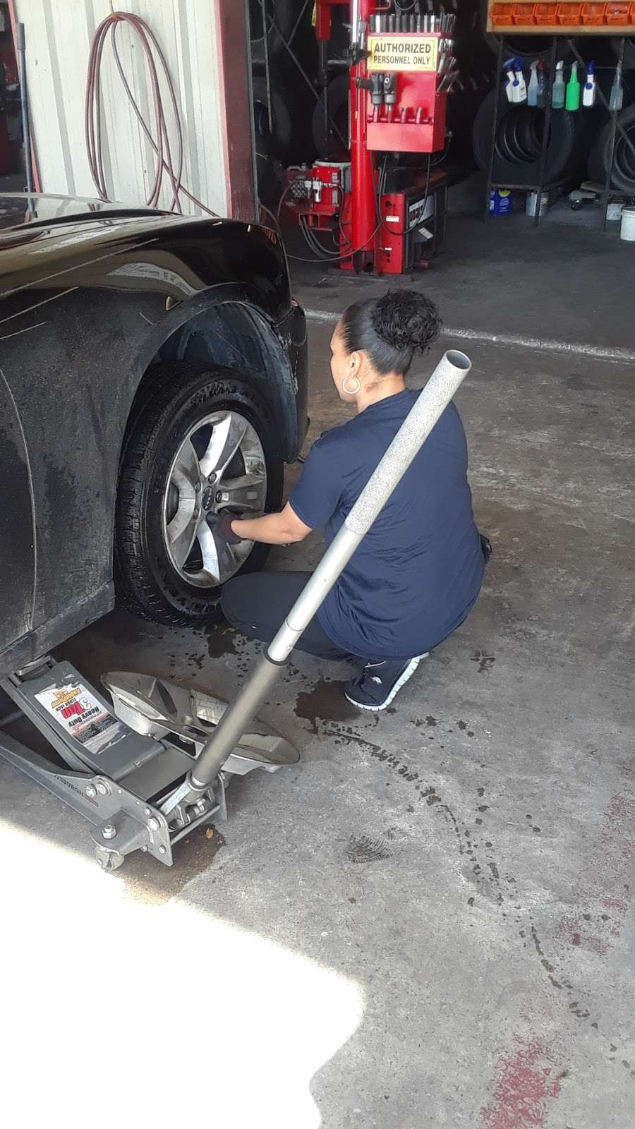 Carlos Tejeda Tire Shop | 4223 E Crosstimbers St, Houston, TX 77016 | Phone: (713) 635-2837