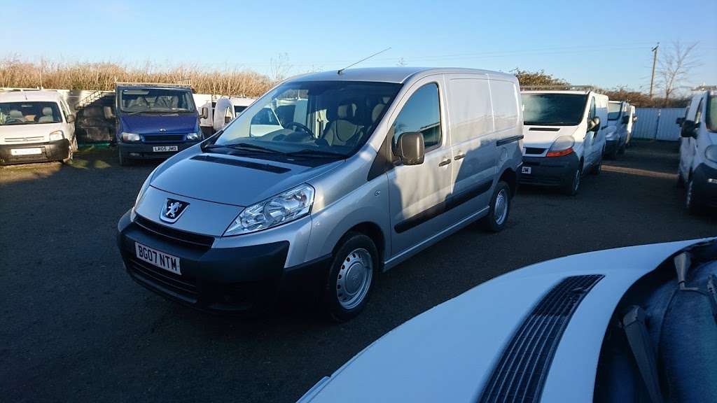 R D C Gatwick Vans | Edolph Farm, Norwood Hill Road, Horley RH6 0EB, UK | Phone: 07949 720148