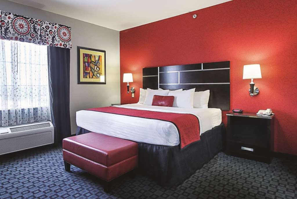 La Quinta Inn & Suites by Wyndham Dallas - Hutchins | 1000 Dowdy Ferry Rd, Hutchins, TX 75141, USA | Phone: (214) 269-1015