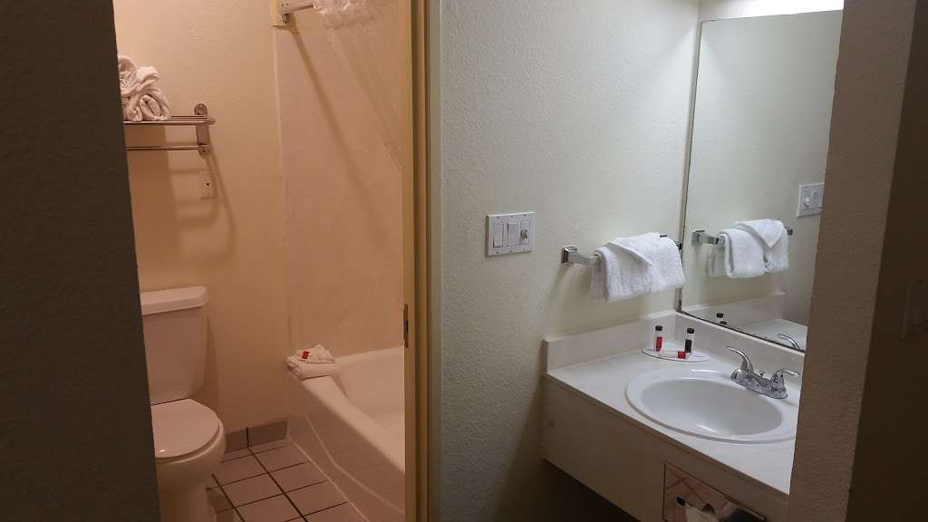 Howard Johnson Hotel & Suites by Wyndham San Antonio | 6901 I-10, San Antonio, TX 78213 | Phone: (210) 255-2040