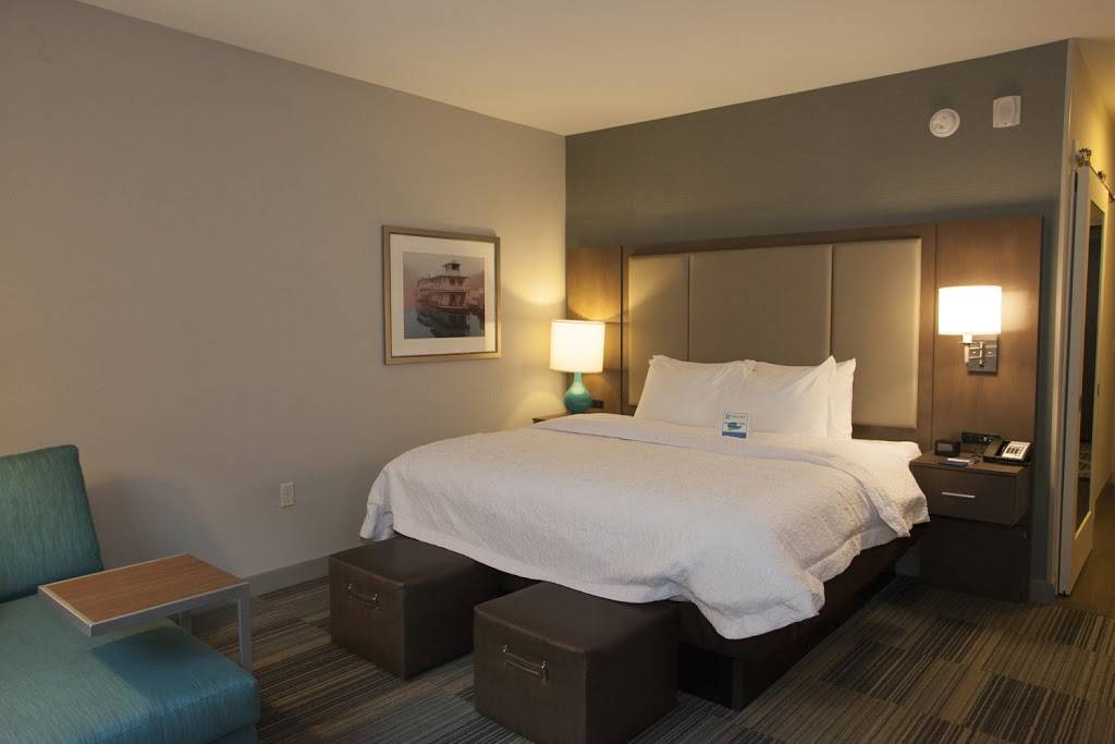 Hampton Inn & Suites Downtown St. Paul | 200 7th St W, St Paul, MN 55102 | Phone: (651) 224-7400