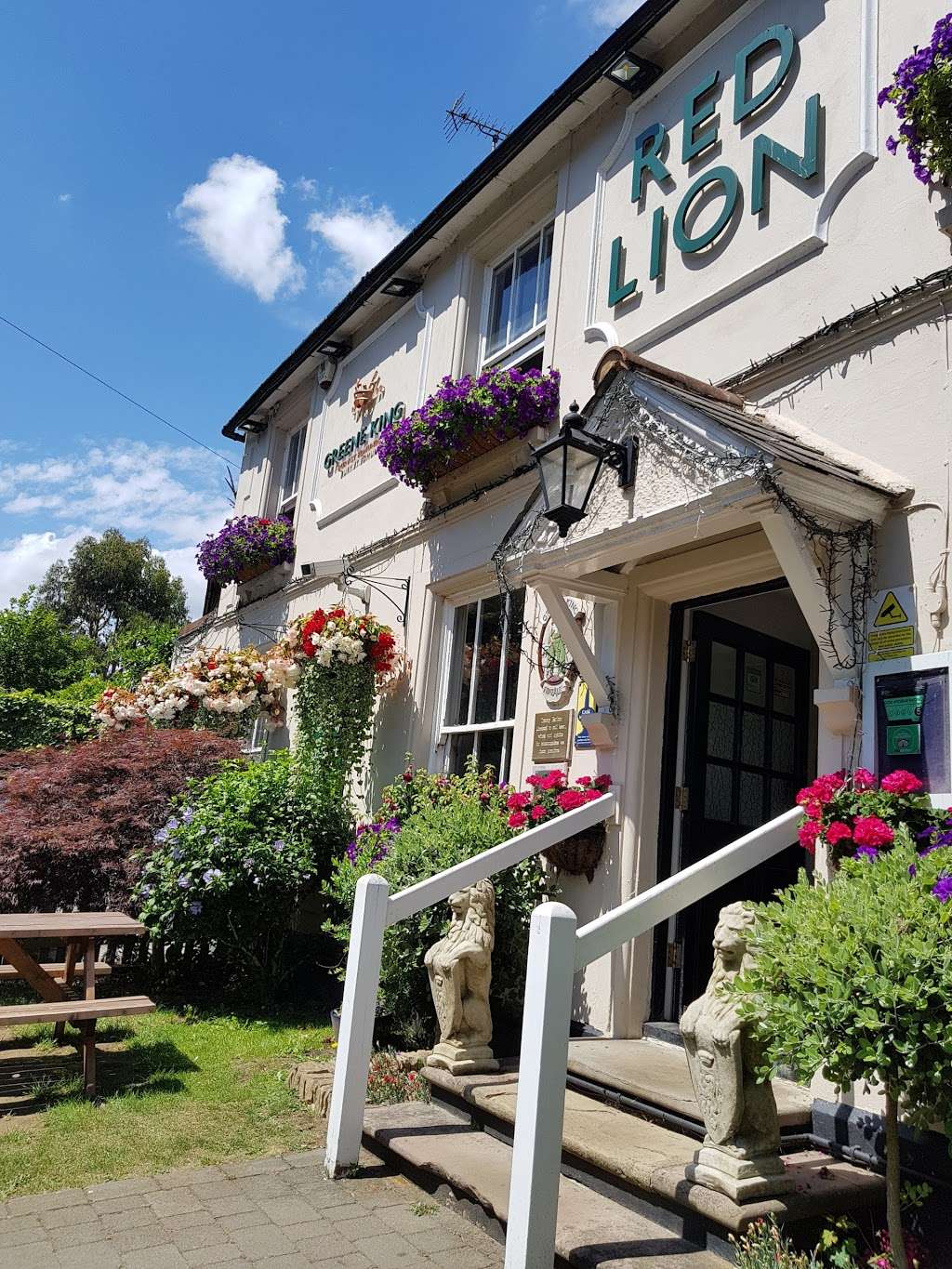 The Red Lion | Castle St, Bletchingley, Redhill RH1 4NU, UK | Phone: 01883 743342