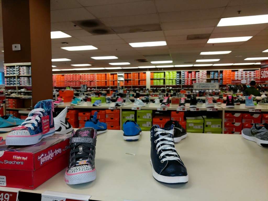 Famous Footwear | 1730 W Fullerton Ave, Chicago, IL 60614, USA | Phone: (773) 528-0077