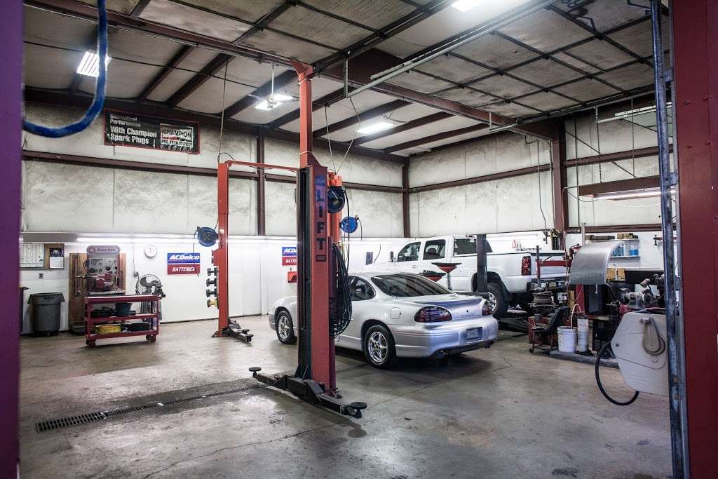 Neighborhood Garage | 301 SE Oldham Pkwy, Lees Summit, MO 64081, USA | Phone: (816) 524-6056