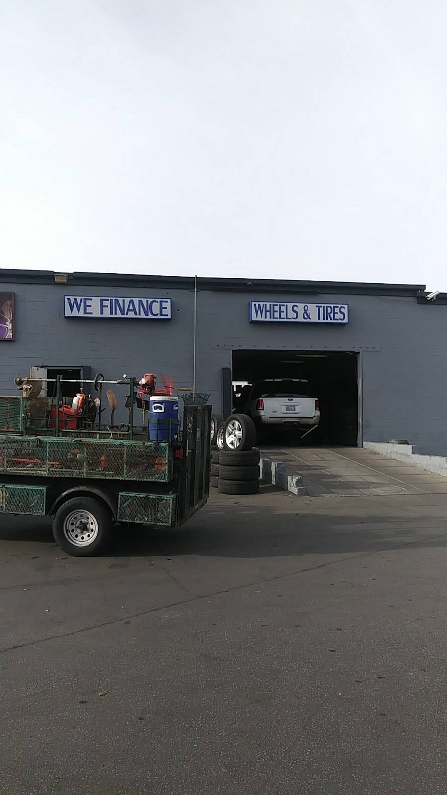 LV Rancho Tires & Wheels | 2401 W Bonanza Rd, Las Vegas, NV 89106, USA | Phone: (702) 646-1608