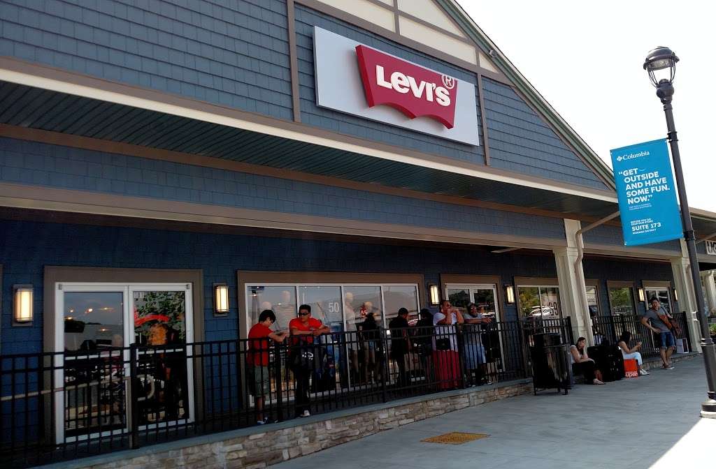 woodbury commons levis