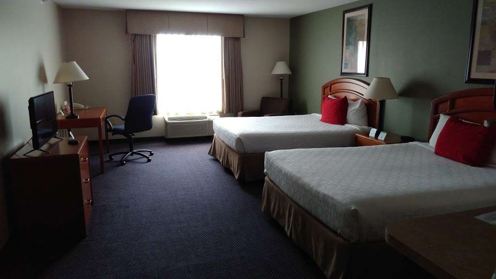 Paola Inn and Suites | 1600 E, Hedge Ln Ct, Paola, KS 66071, USA | Phone: (913) 294-3700