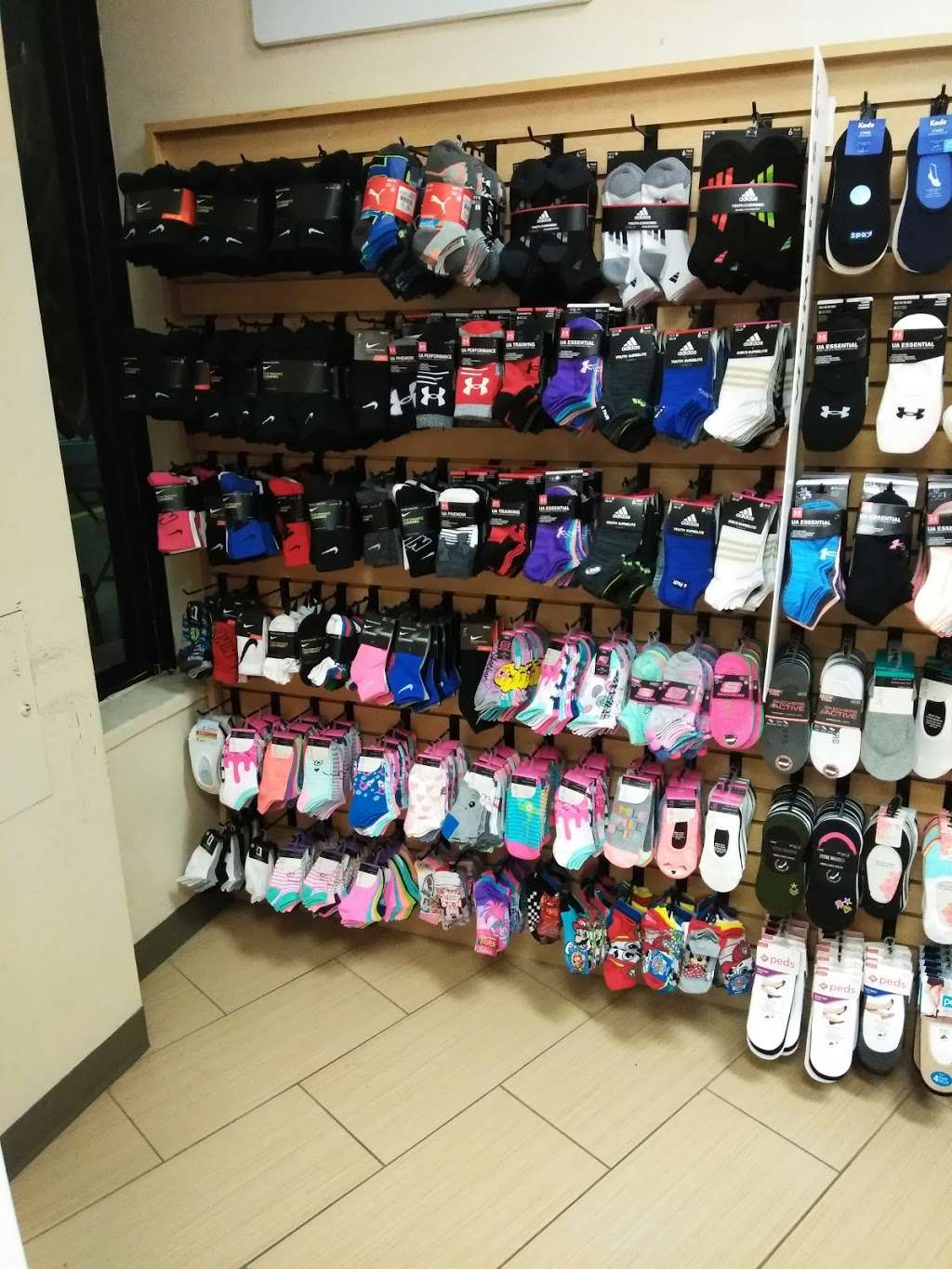Famous Footwear | 13513 Connecticut Ave, Silver Spring, MD 20906 | Phone: (301) 692-2000