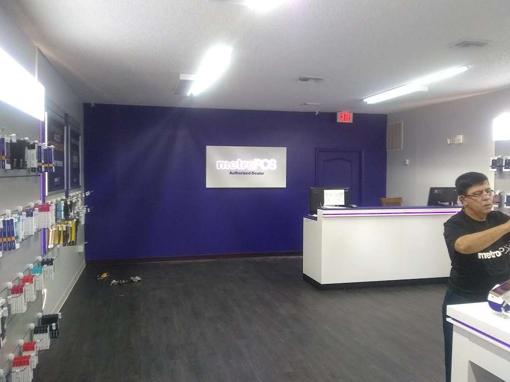 Metro by T-Mobile | 2742 Elkcam Blvd Ste 2, Deltona, FL 32738, USA | Phone: (386) 960-7666