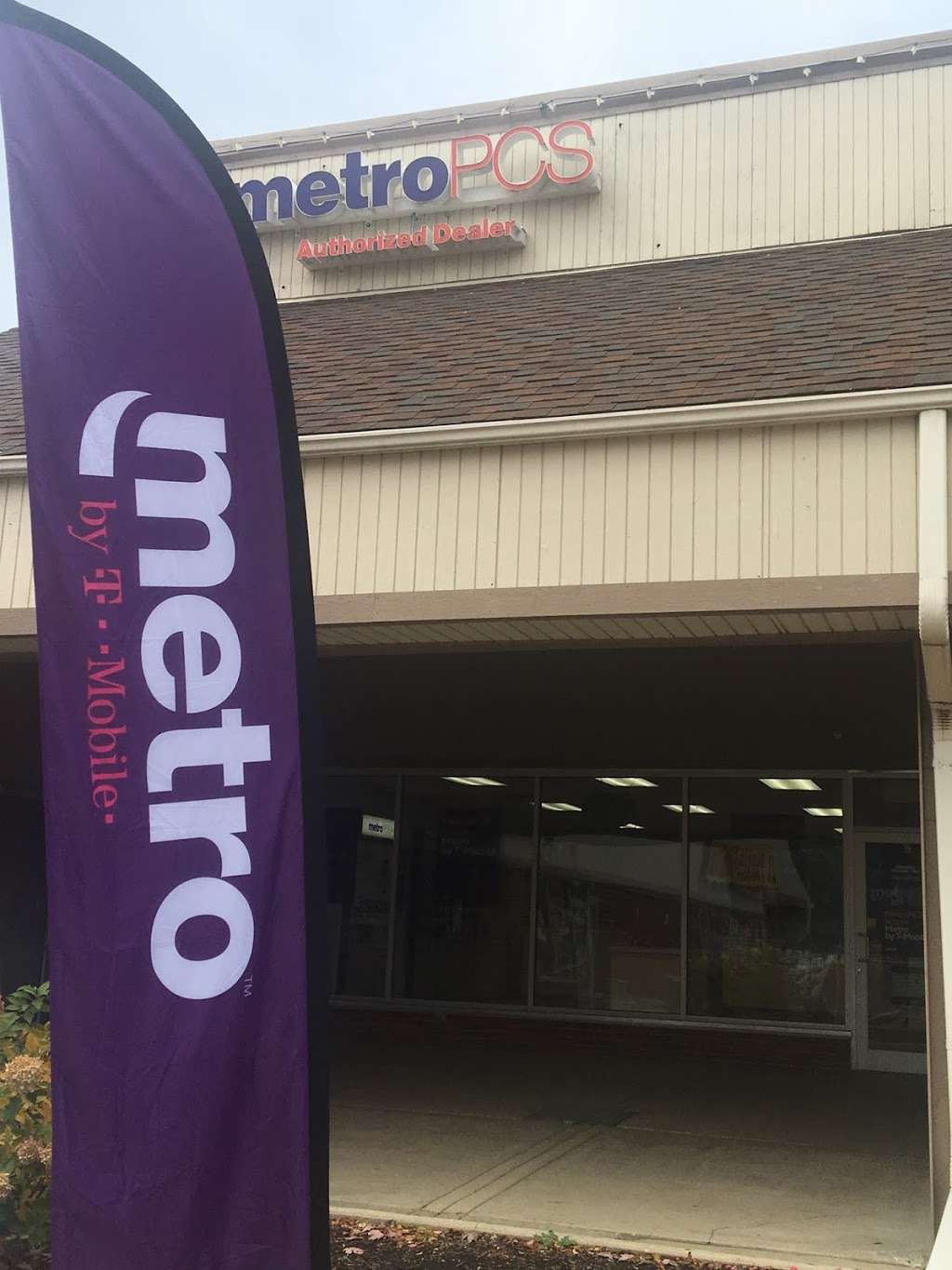 Metro by T-Mobile | 150 S Kennedy Dr unit 5a, Carpentersville, IL 60110 | Phone: (847) 551-5712