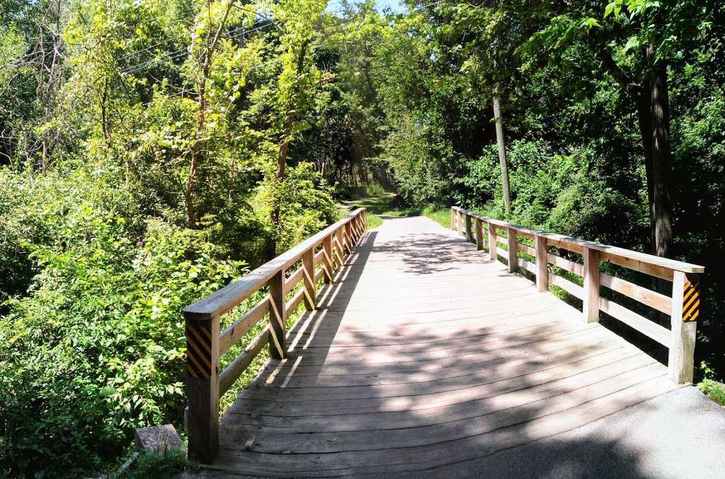 Blackhawk Waterfall | River Bend Bike Trail, South Elgin, IL 60177, USA