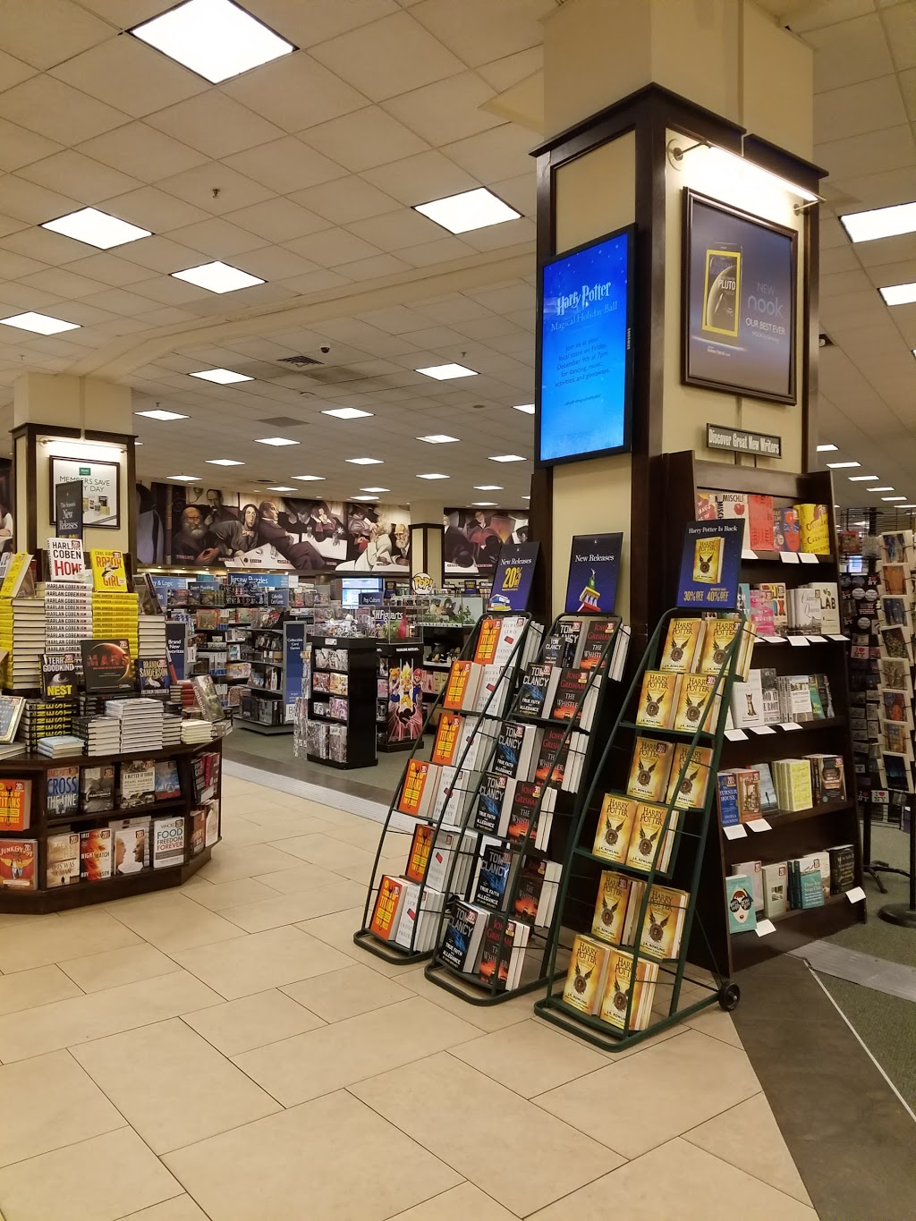 Barnes & Noble | 97 Warren St, New York, NY 10007, USA | Phone: (212) 587-5389