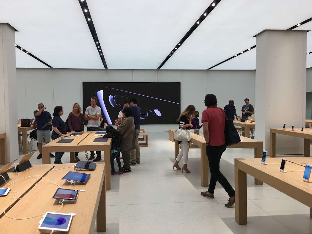 Apple Clarendon | 2700 Clarendon Blvd, Arlington, VA 22201, USA | Phone: (703) 236-7970