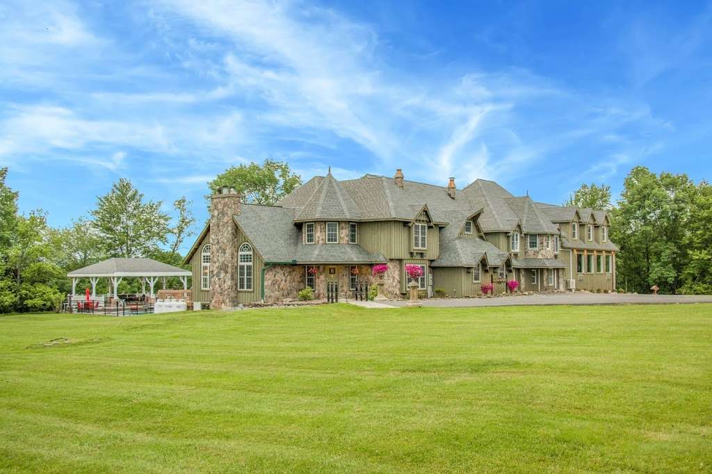 Hilltop Mansion | 45 Castle Hill Rd, Beach Lake, PA 18405, USA | Phone: (845) 913-8309