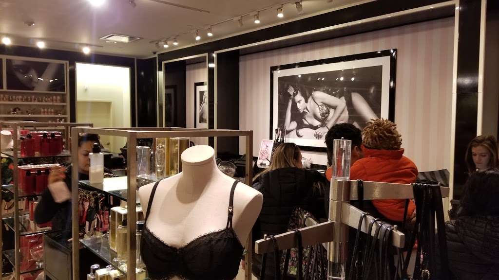 Victorias Secret & PINK | 153 Old Orchard Shopping Center, Skokie, IL 60077, USA | Phone: (847) 673-2842