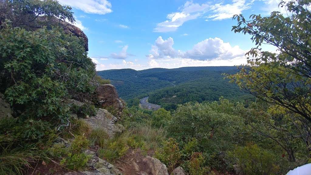 Storm King Mountain Trailhead | Howell Trail, Cornwall-On-Hudson, NY 12520, USA