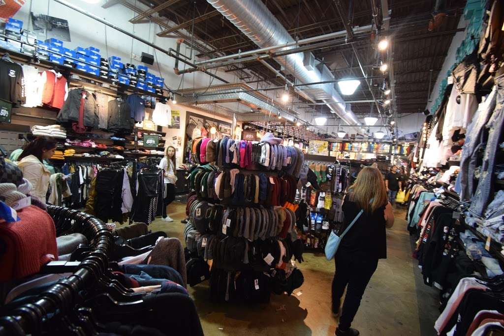 Zumiez | 8001 S Orange Blossom Trail #636, Orlando, FL 32809, USA | Phone: (407) 858-9727