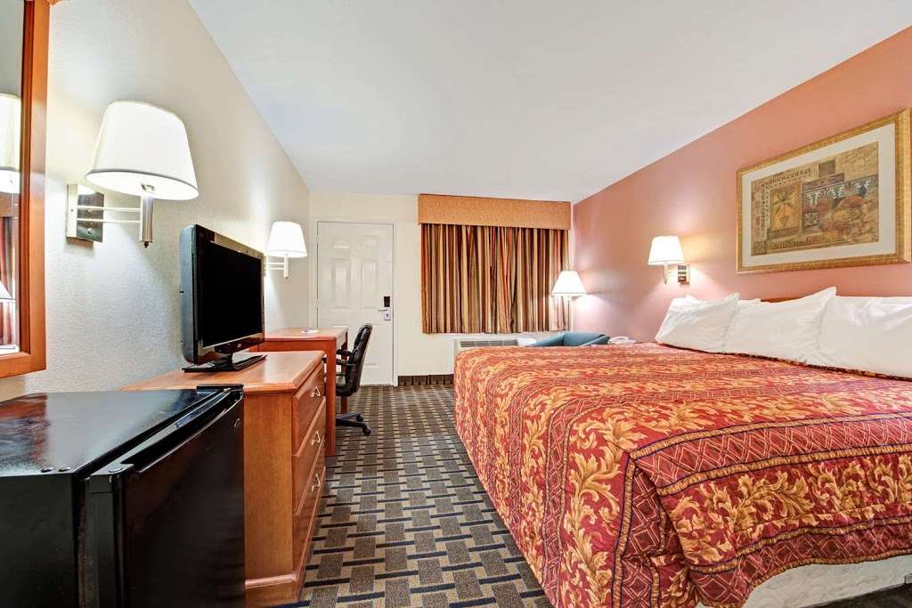 Days Inn by Wyndham Dallas South | 8312 S Lancaster Rd, Dallas, TX 75241, USA | Phone: (972) 224-3196