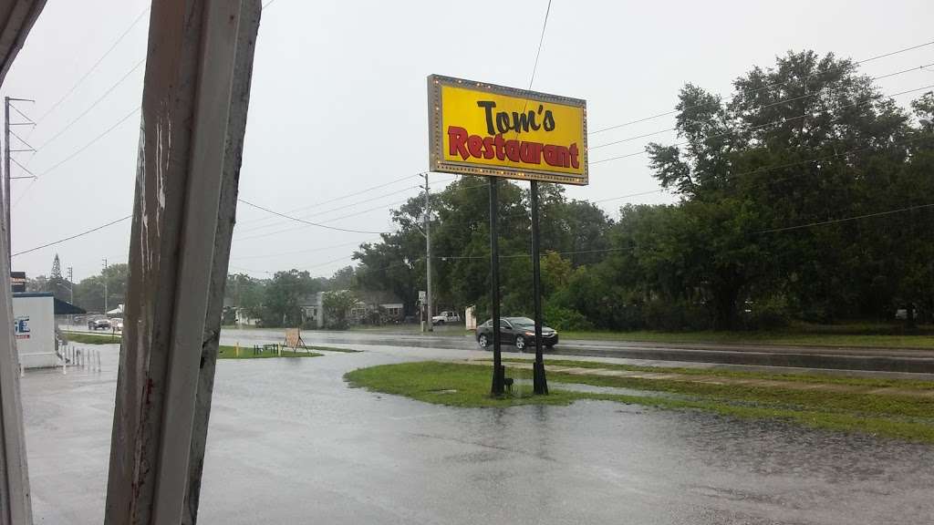 Toms Drive In & Restaurant | 1349 N Combee Rd, Lakeland, FL 33801, USA | Phone: (863) 665-2285