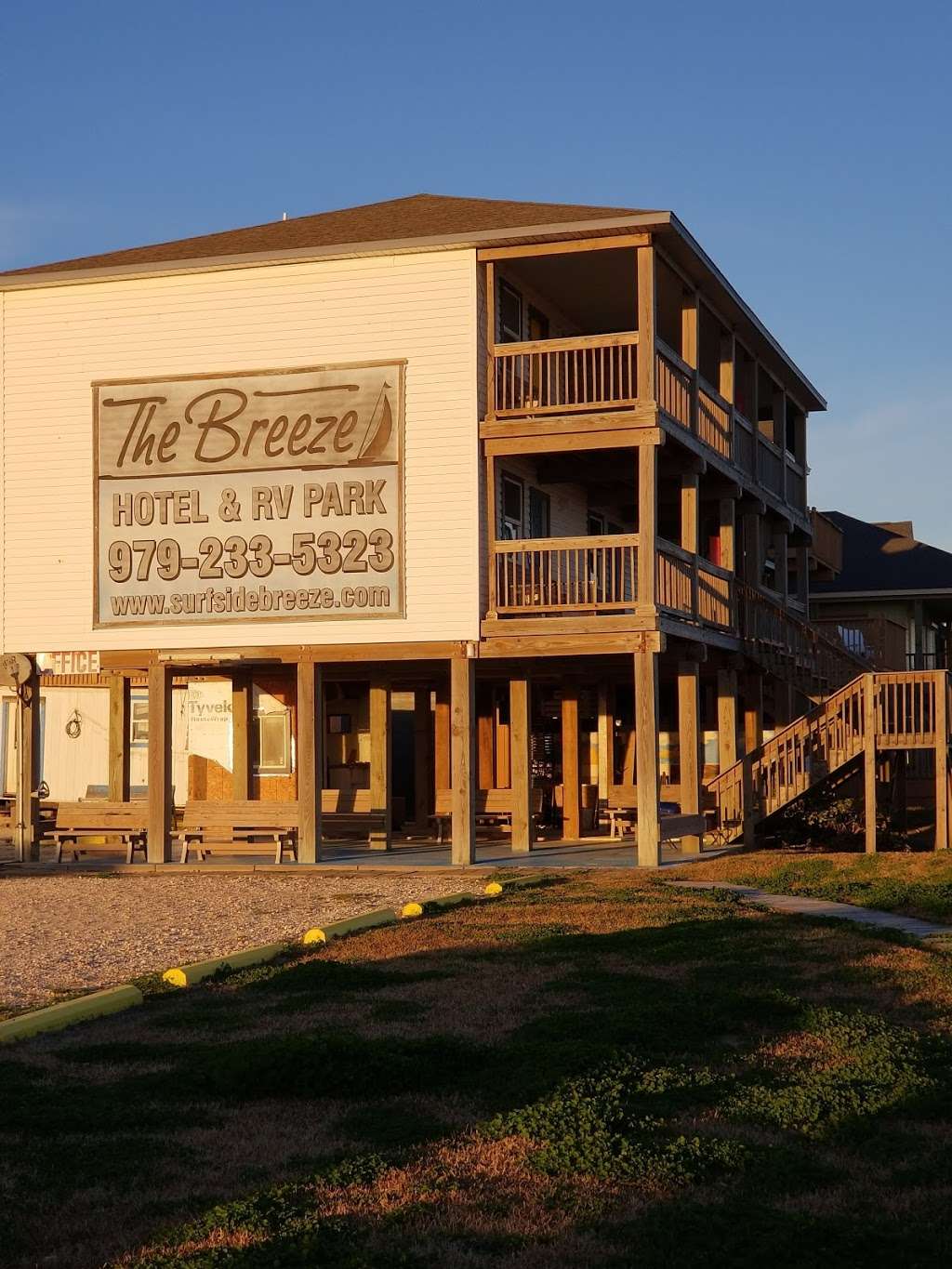 The Breeze Hotel & RV Park | 2218 Bluewater Hwy, Surfside Beach, TX 77541, USA
