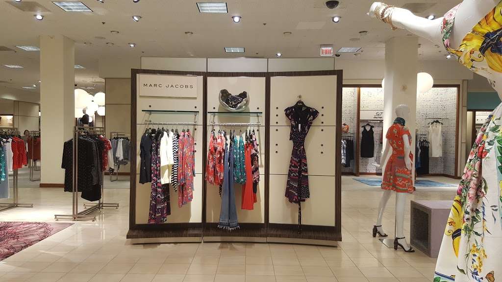 Neiman Marcus | 5000 Northbrook Ct Dr, Northbrook, IL 60062, USA | Phone: (847) 564-0300