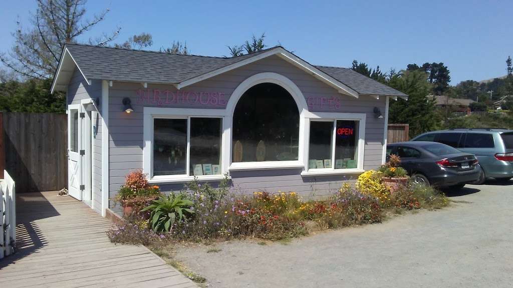 The Birds Cafe | 1407 CA-1, Bodega Bay, CA 94923, USA | Phone: (707) 875-2900