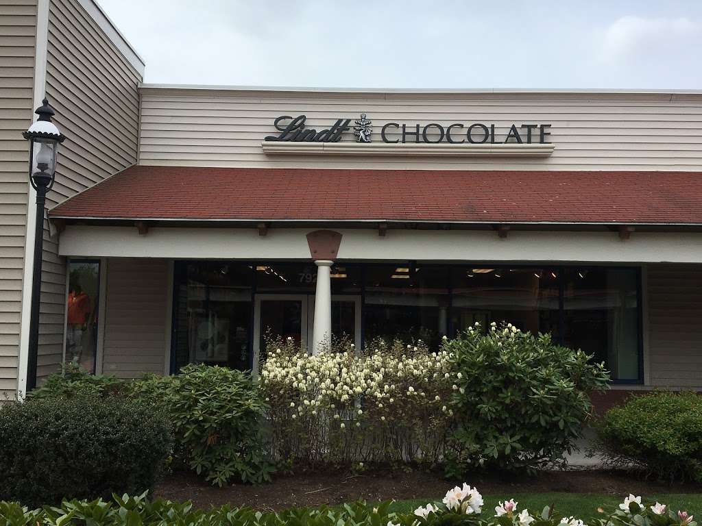 Lindt Chocolate Shop | 1 Premium Outlet Blvd Suite 792, Wrentham, MA 02093, USA | Phone: (508) 384-0666
